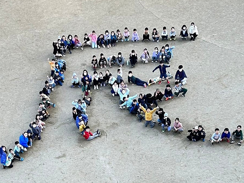宮城　仙台けやきの杜連坊小路ＭＳ児童館　「辰」の人文字で年賀状
